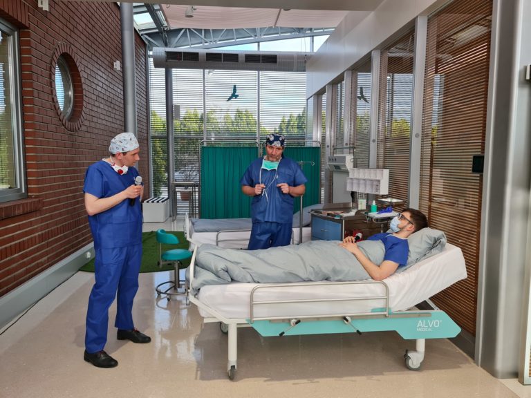 ZMO_pacjent lekarze po operacji